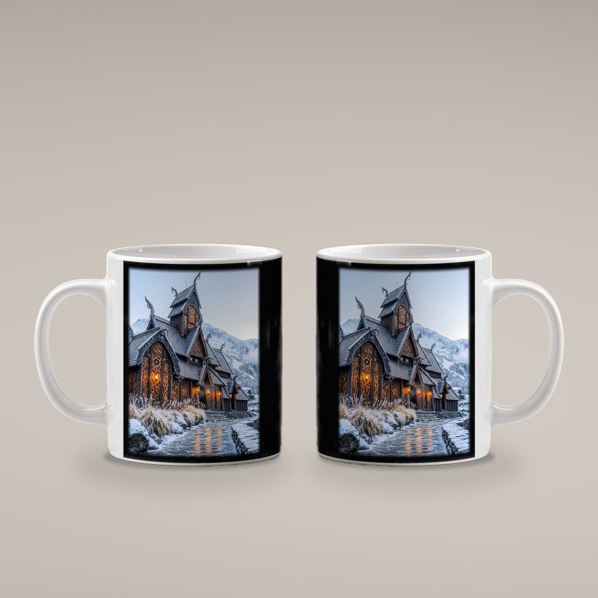Stabkirche im Schnee – weiße Tasse, beide Seiten bedruckt