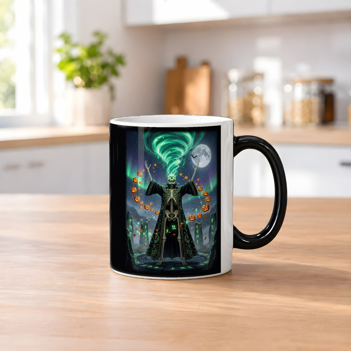 Der Steinkreis-Beschwörer – Black Edition Zaubertasse mit Motiv (heiß), auf dem Küchentresen