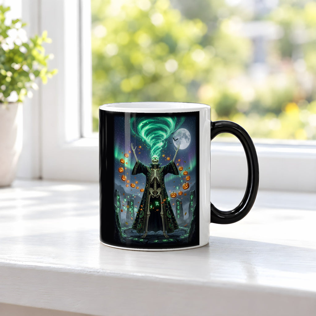 Der Steinkreis-Beschwörer – Black Edition Zaubertasse mit Motiv (heiß), auf der Fensterbank