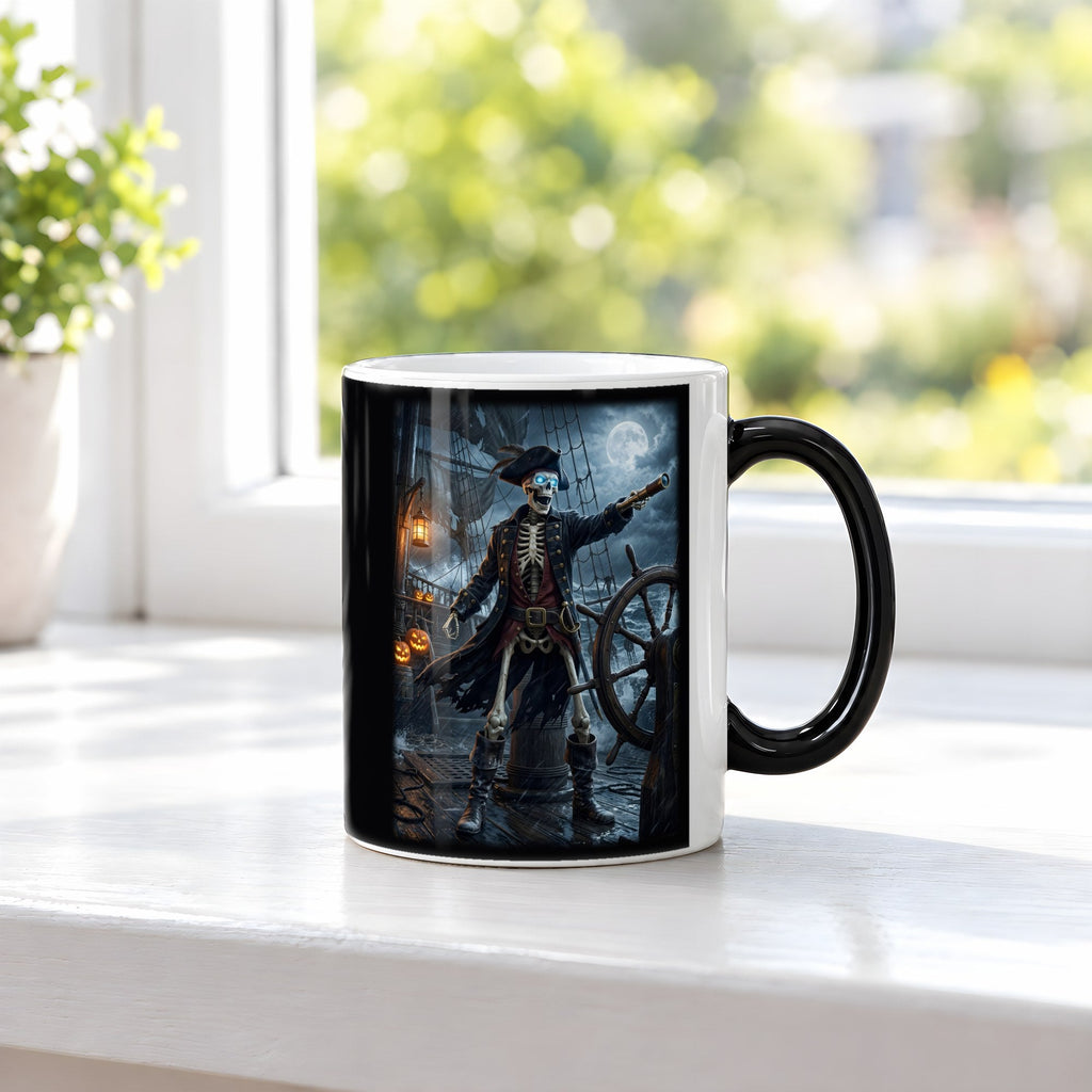 Der Knochenkapitän – Black Edition Zaubertasse mit Motiv (heiß), auf der Fensterbank