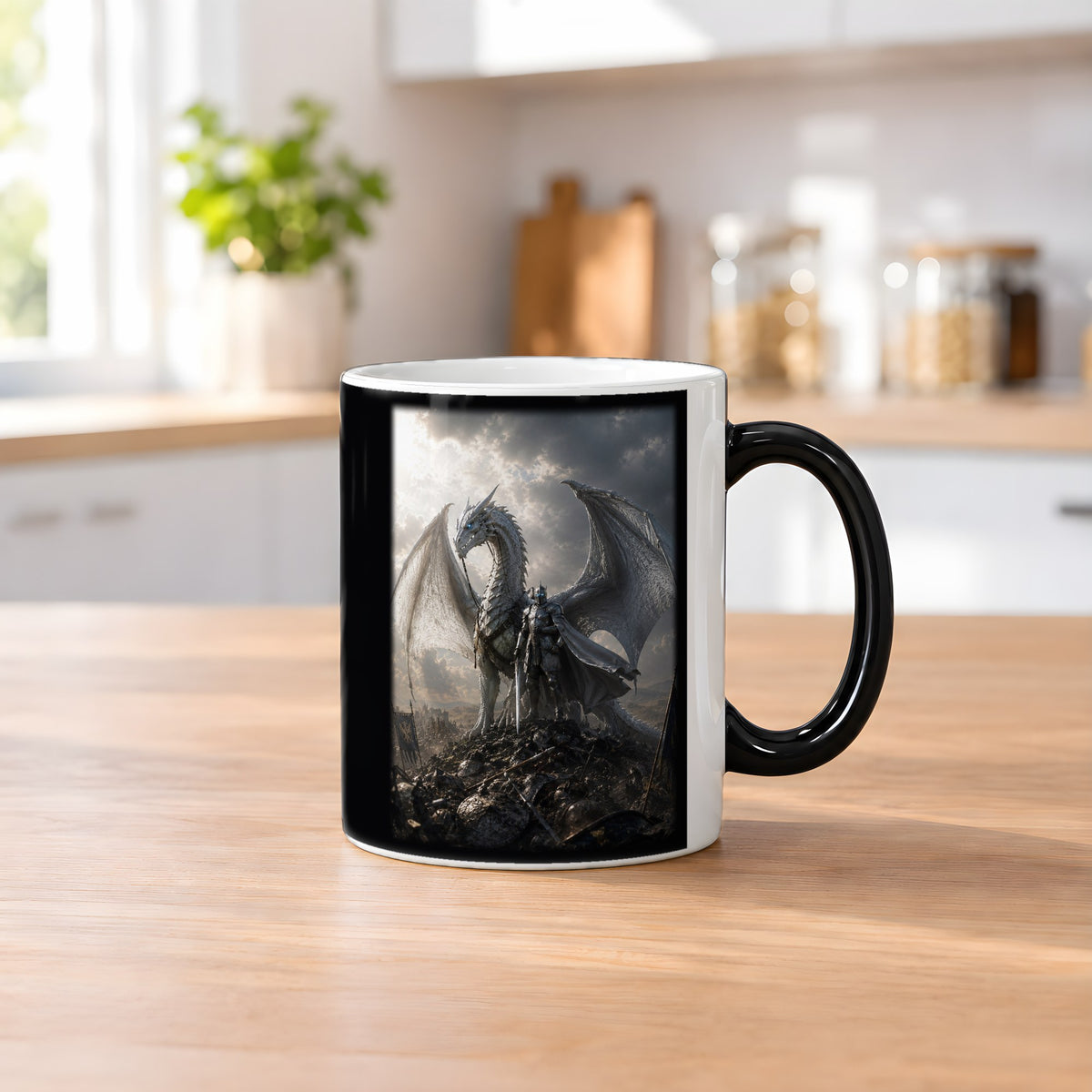 Der Silberritter – Black Edition Zaubertasse mit Motiv (heiß), auf dem Küchentresen