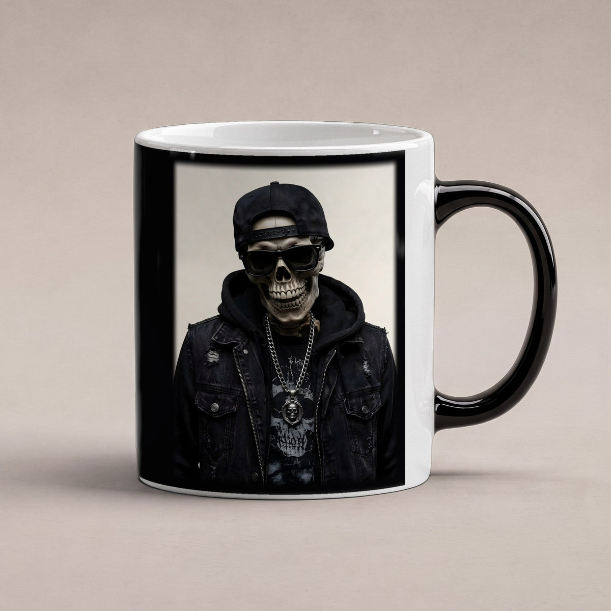 Das Silber-Skelett – Black Edition Zaubertasse mit Motiv (heiß), freigestellt
