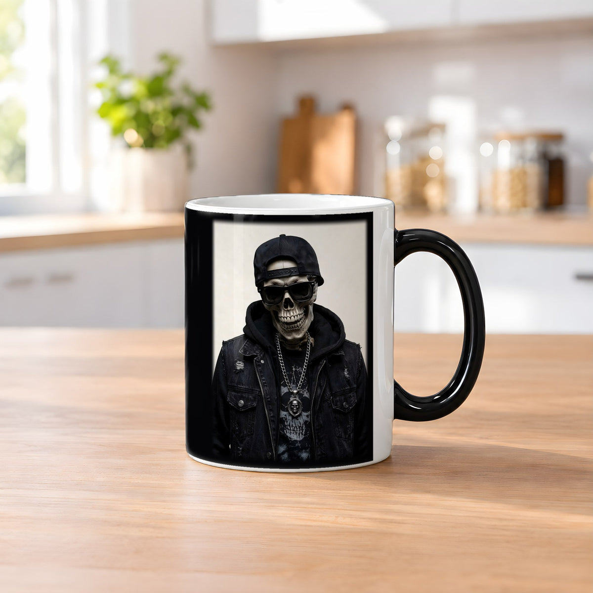 Das Silber-Skelett – Black Edition Zaubertasse mit Motiv (heiß), auf dem Küchentresen