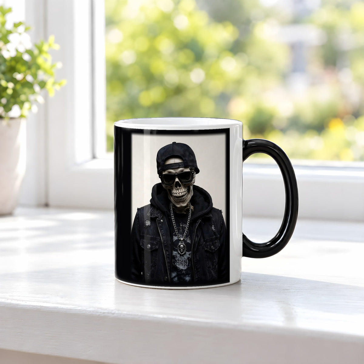 Das Silber-Skelett – Black Edition Zaubertasse mit Motiv (heiß), auf der Fensterbank