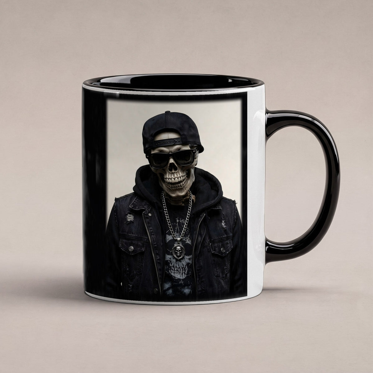 Das Silber-Skelett – Tasse innen schwarz, freigestellt