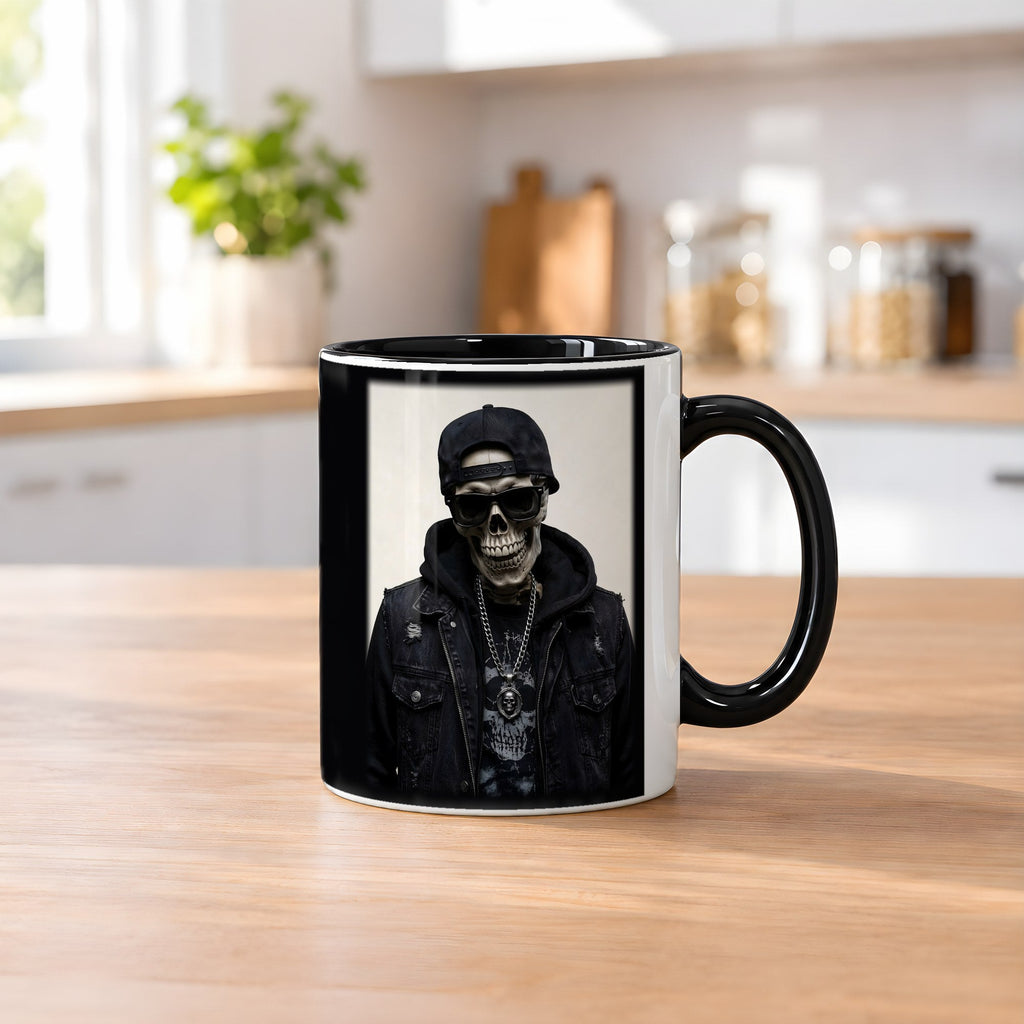 Das Silber-Skelett – Tasse innen schwarz, auf dem Küchentresen