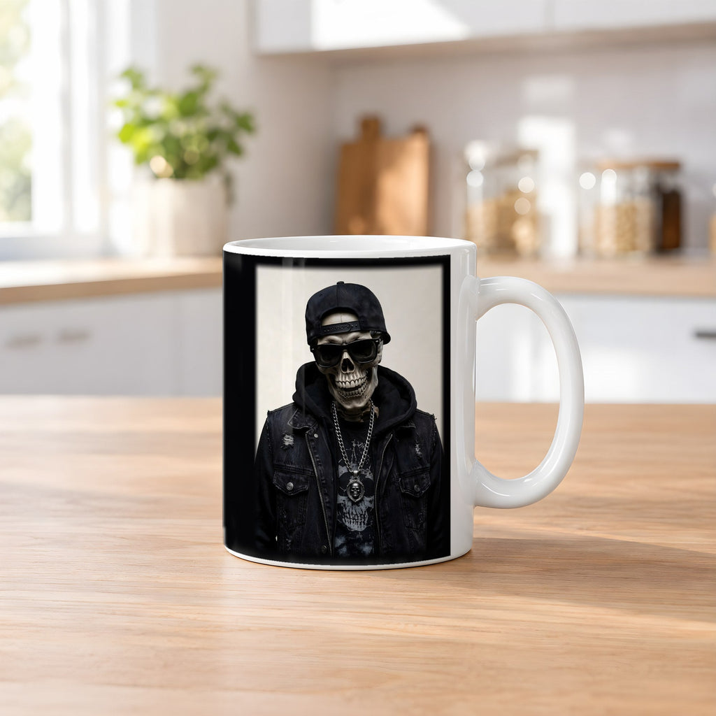 Das Silber-Skelett – weiße Tasse, auf dem Küchentresen