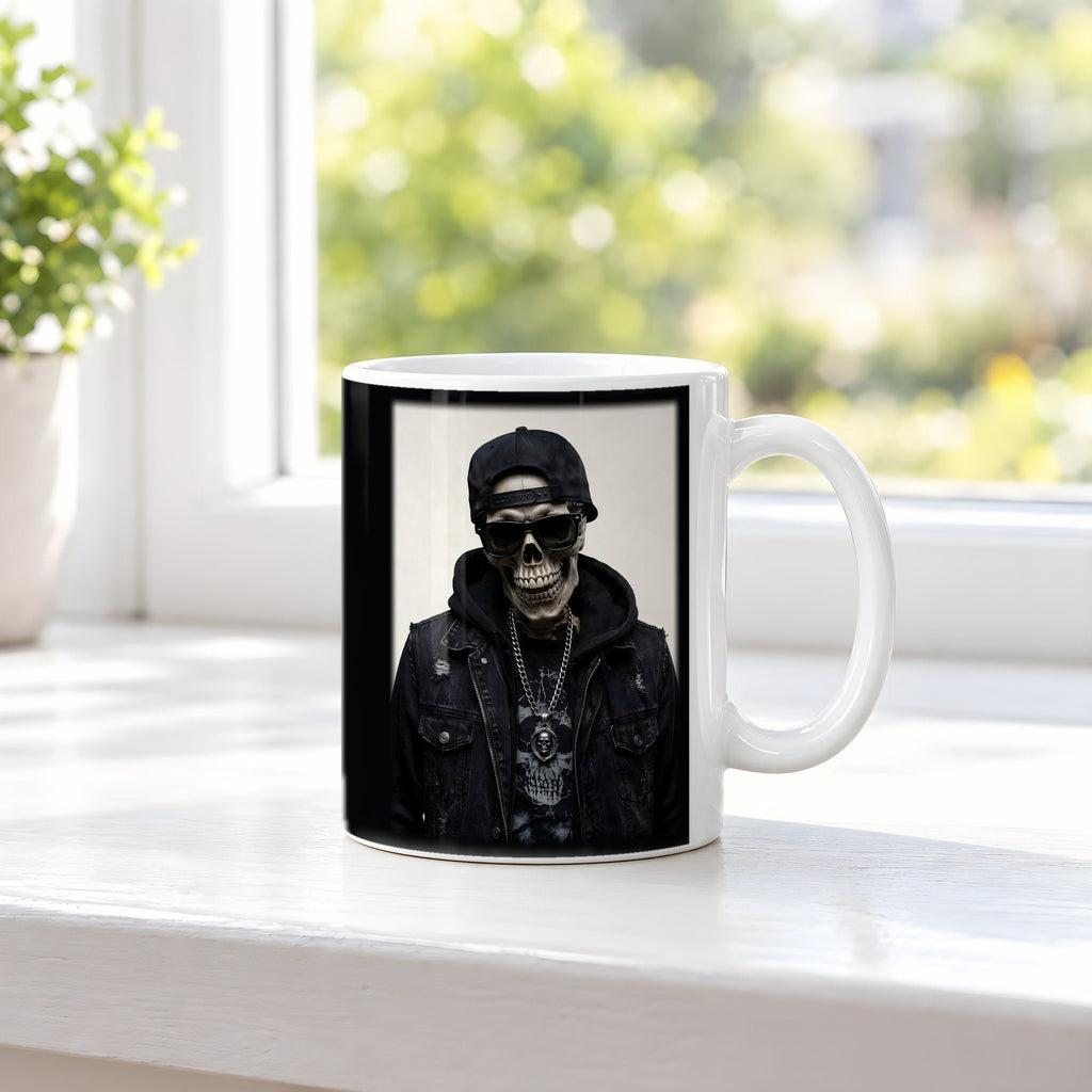 Das Silber-Skelett – weiße Tasse, auf der Fensterbank