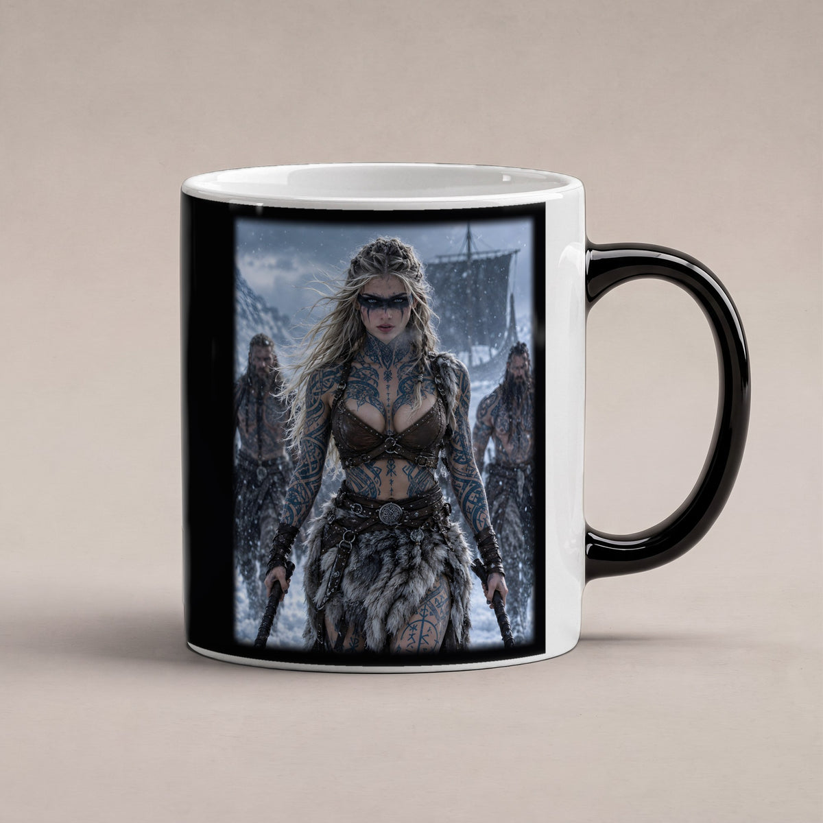 Die Schildmaid vom Fjord – Black Edition Zaubertasse mit Motiv (heiß), freigestellt