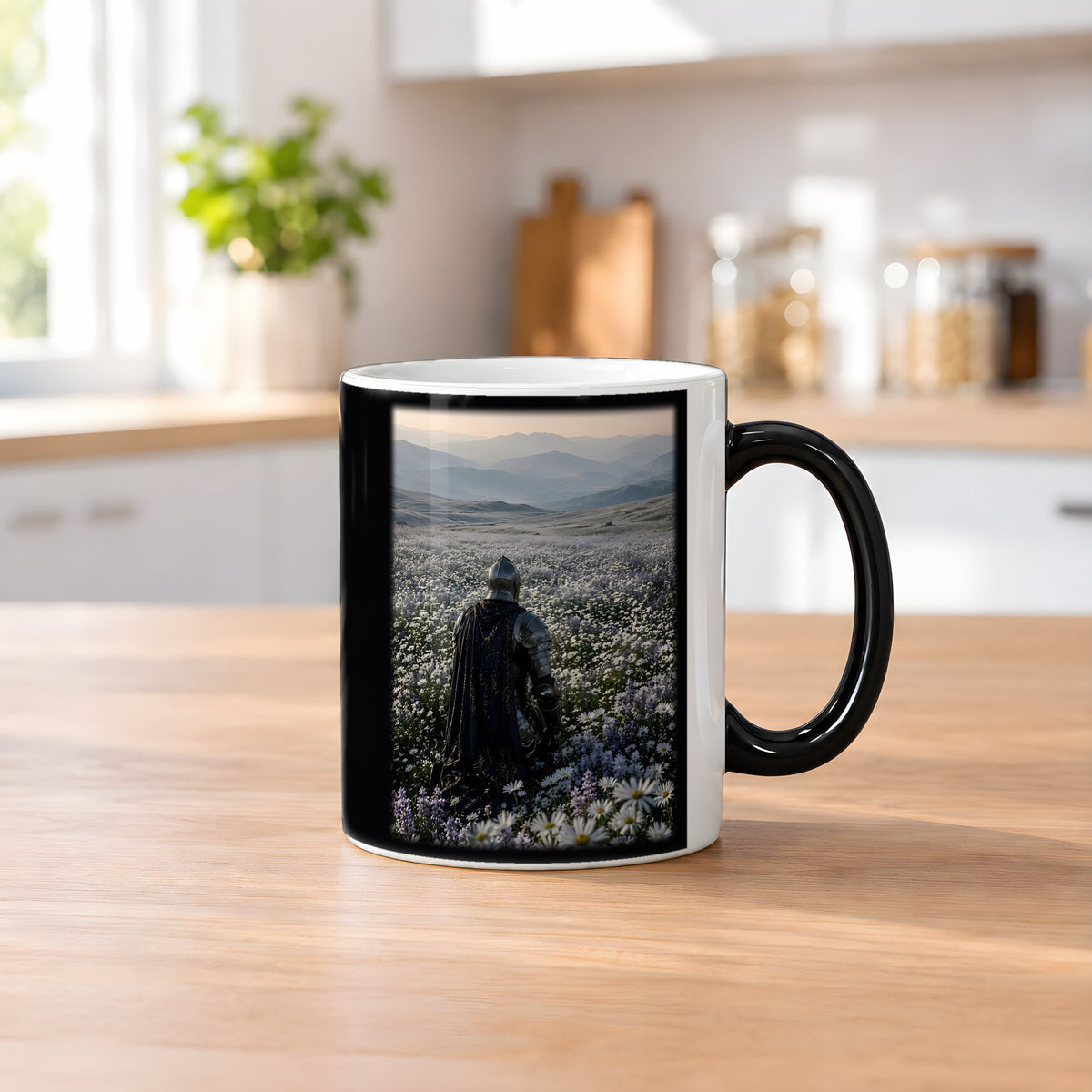 Der stille Morgen – Black Edition Zaubertasse mit Motiv (heiß), auf dem Küchentresen