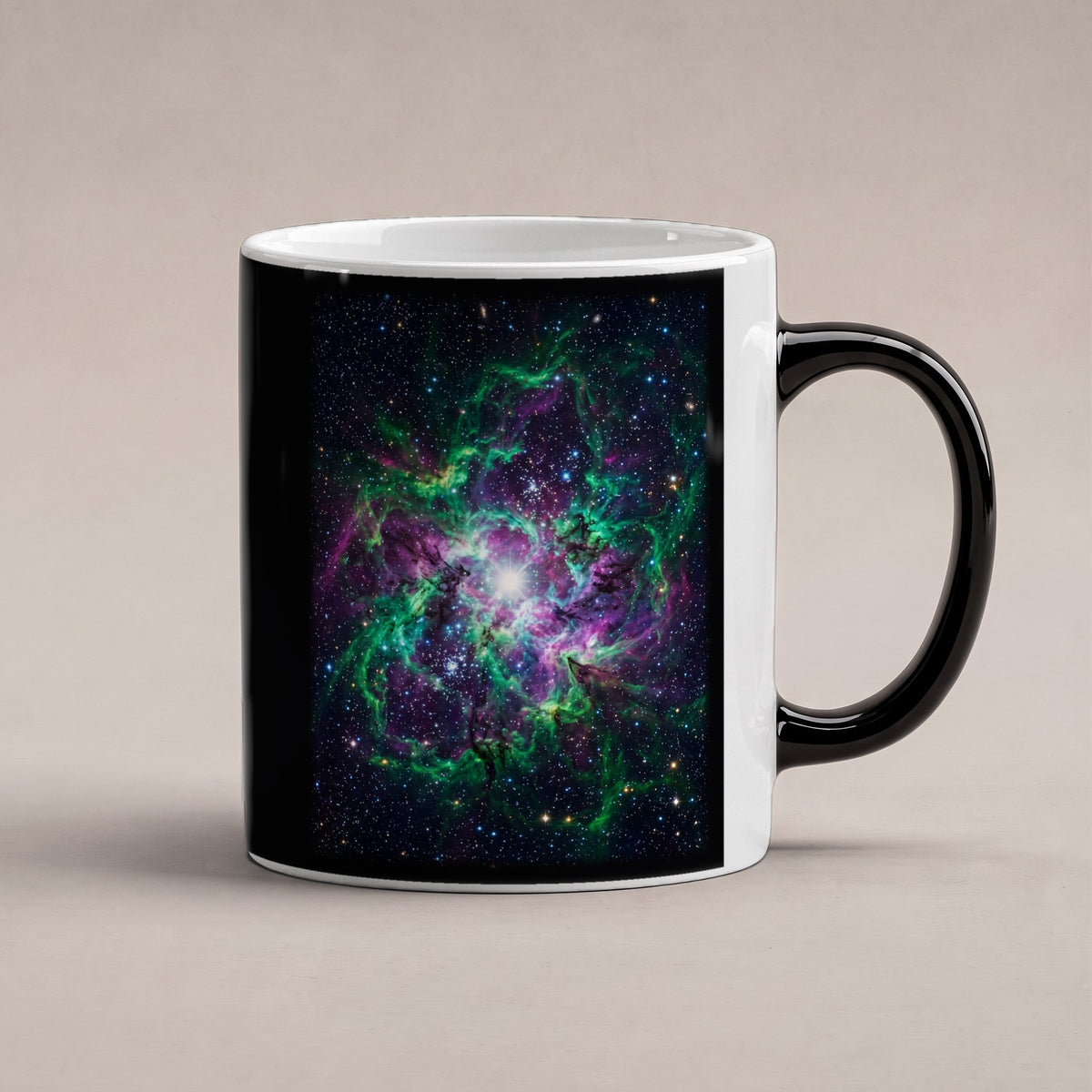 Der Smaragdnebel – Black Edition Zaubertasse mit Motiv (heiß), freigestellt