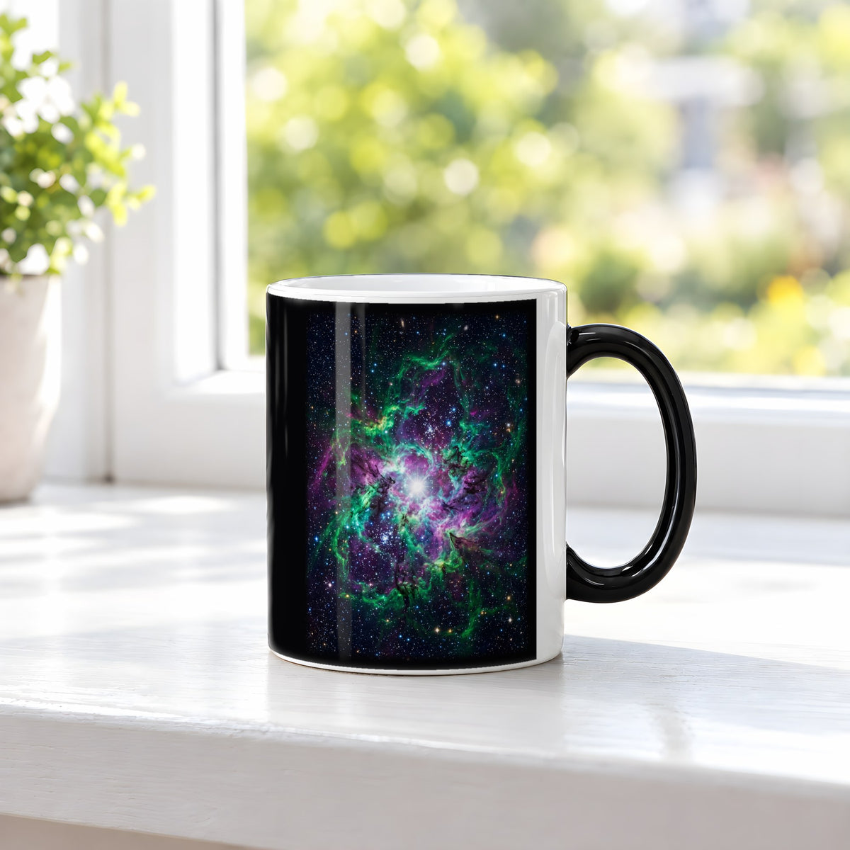 Der Smaragdnebel – Black Edition Zaubertasse mit Motiv (heiß), auf der Fensterbank