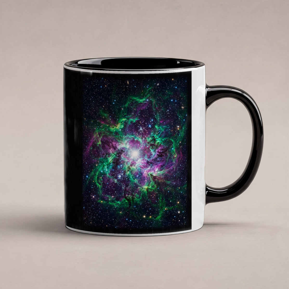 Der Smaragdnebel – Tasse innen schwarz, freigestellt