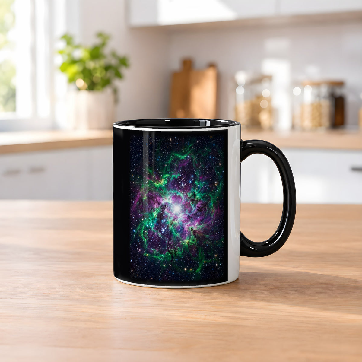 Der Smaragdnebel – Tasse innen schwarz, auf dem Küchentresen