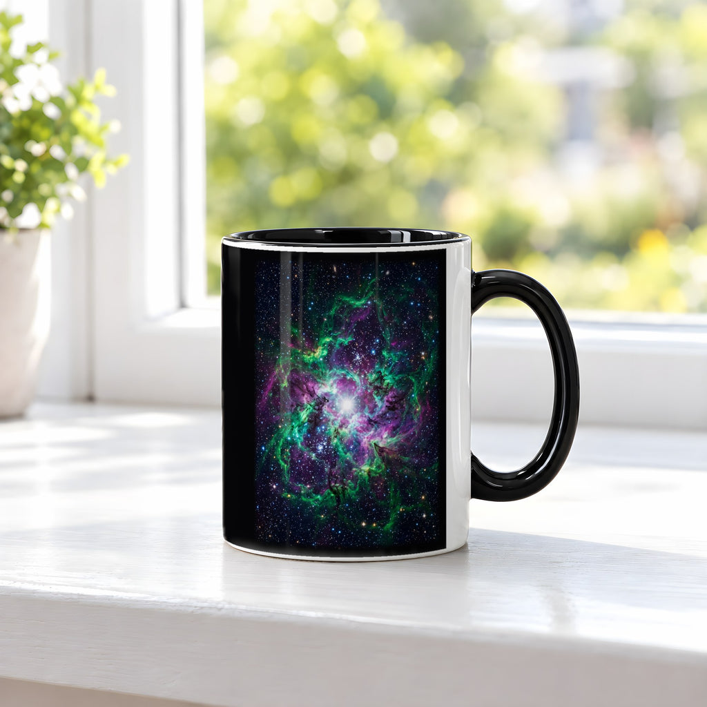 Der Smaragdnebel – Tasse innen schwarz, auf der Fensterbank