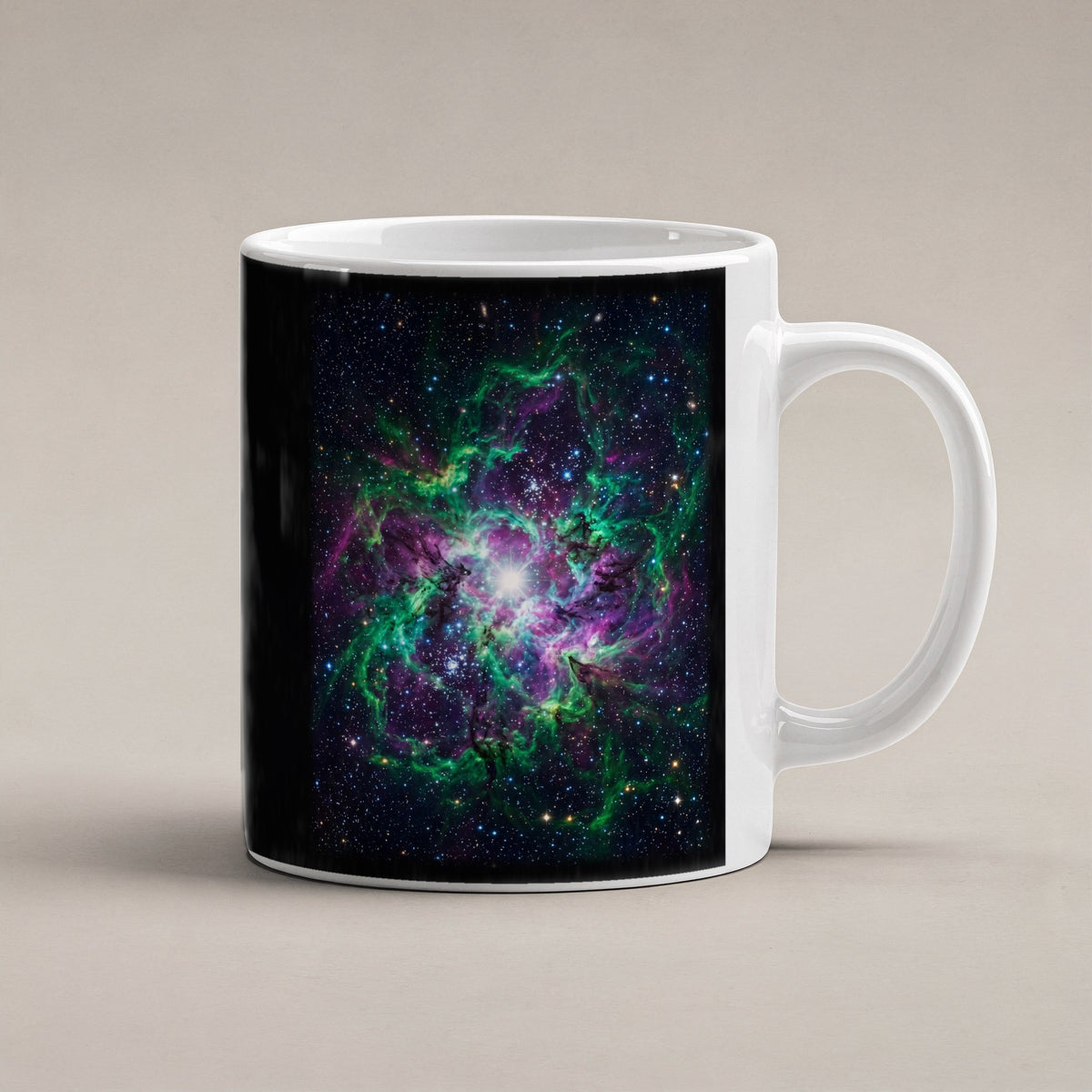 Der Smaragdnebel – weiße Tasse, freigestellt