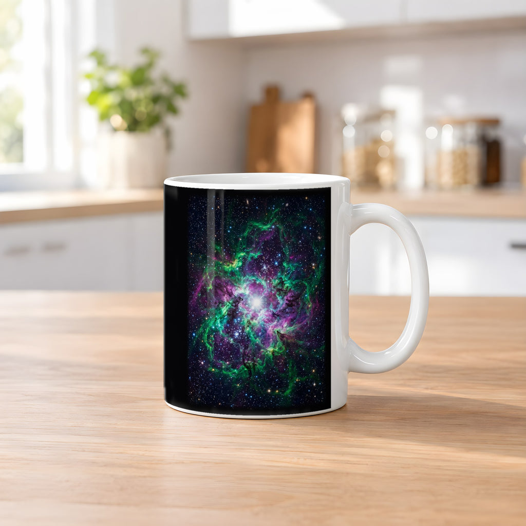 Der Smaragdnebel – weiße Tasse, auf dem Küchentresen