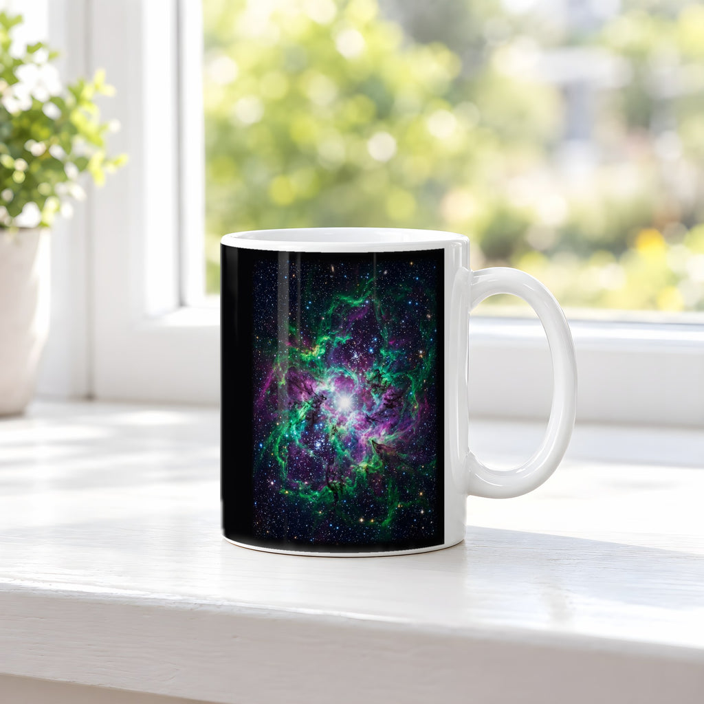 Der Smaragdnebel – weiße Tasse, auf der Fensterbank