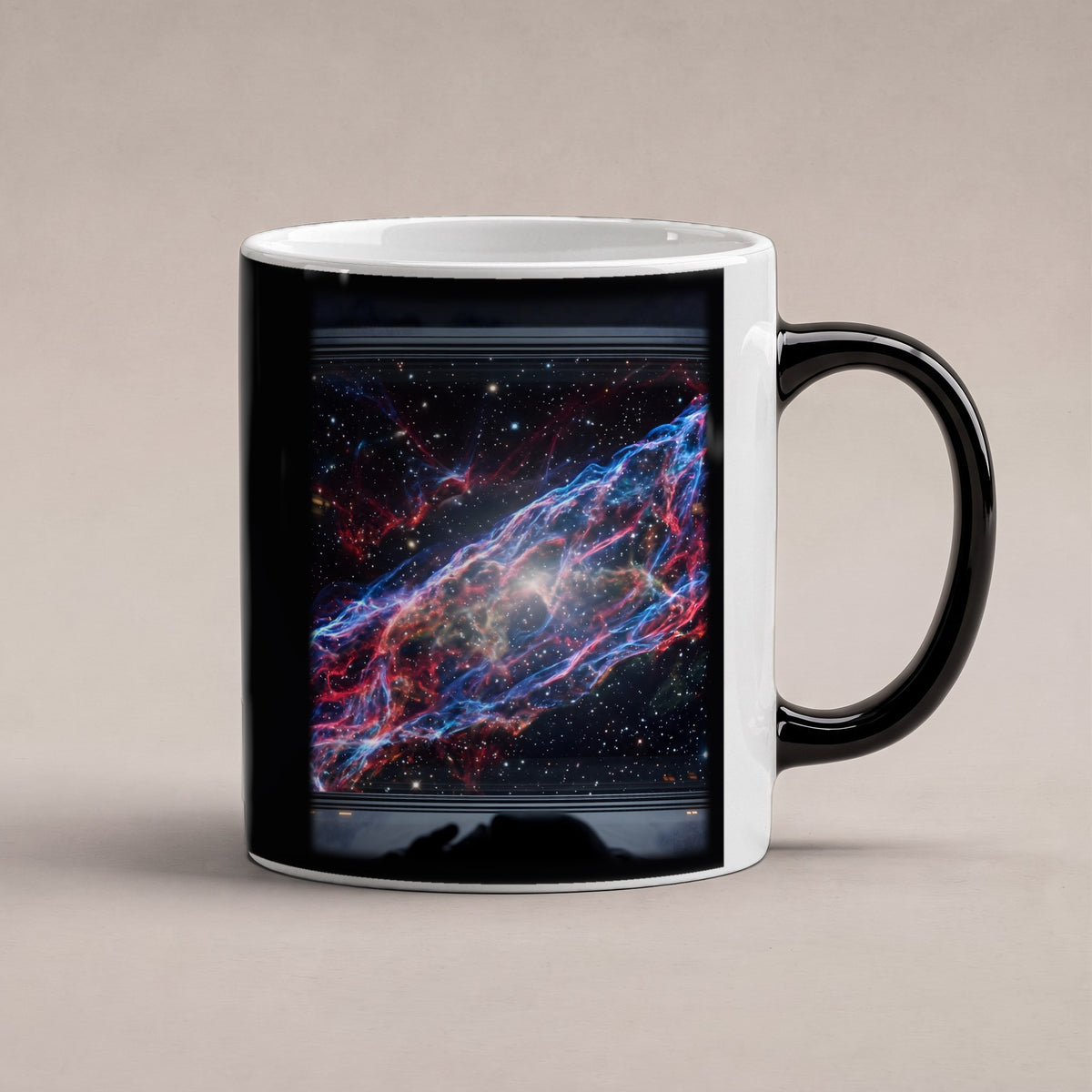 Der Schleiernebel – Black Edition Zaubertasse mit Motiv (heiß), freigestellt
