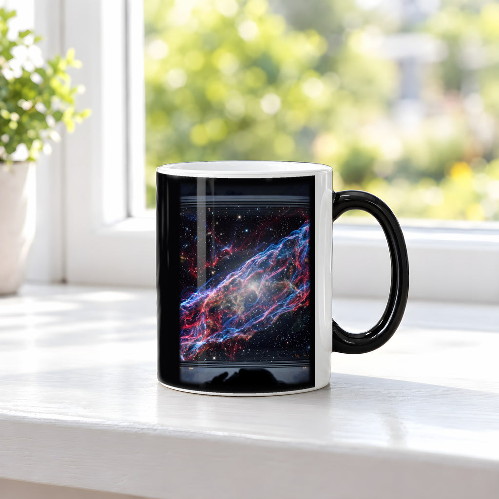Der Schleiernebel – Black Edition Zaubertasse mit Motiv (heiß), auf der Fensterbank