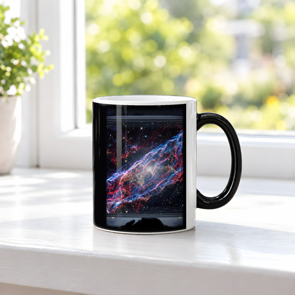 Der Schleiernebel – Black Edition Zaubertasse mit Motiv (heiß), auf der Fensterbank