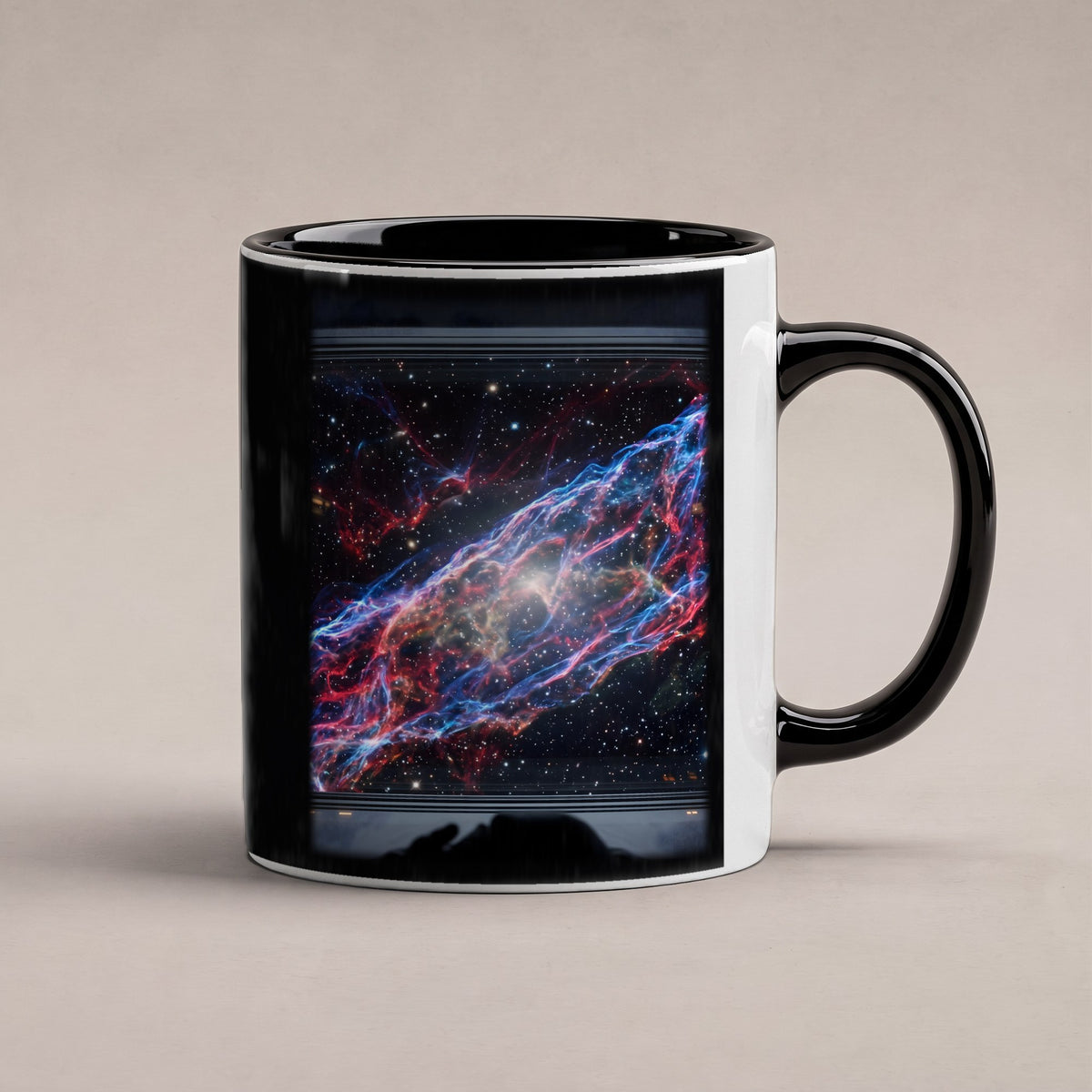 Der Schleiernebel – Tasse innen schwarz, freigestellt