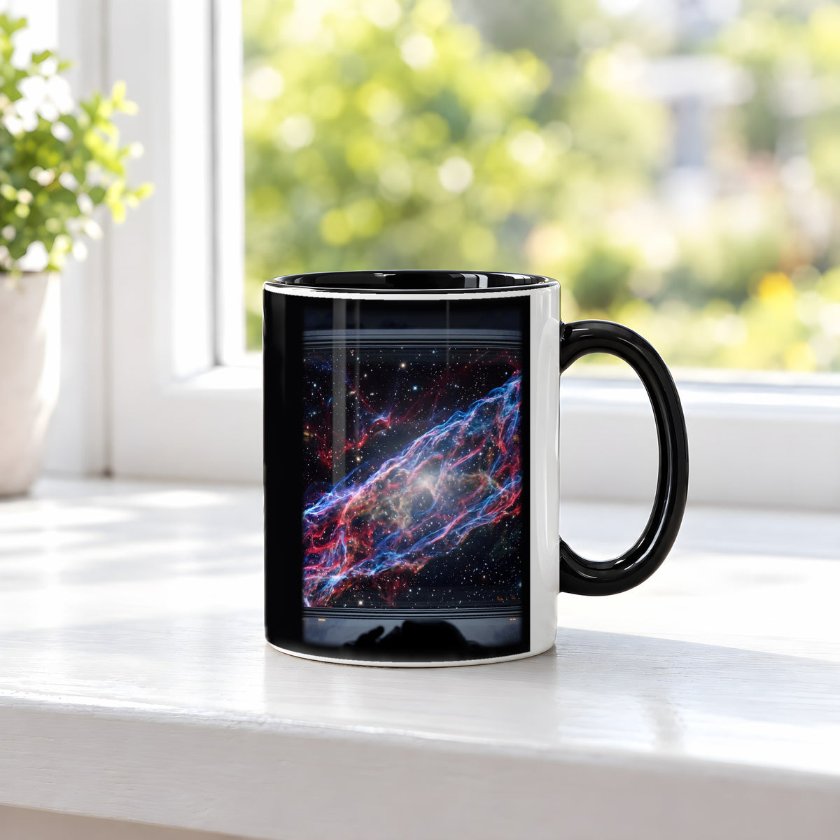 Der Schleiernebel – Tasse innen schwarz, auf der Fensterbank