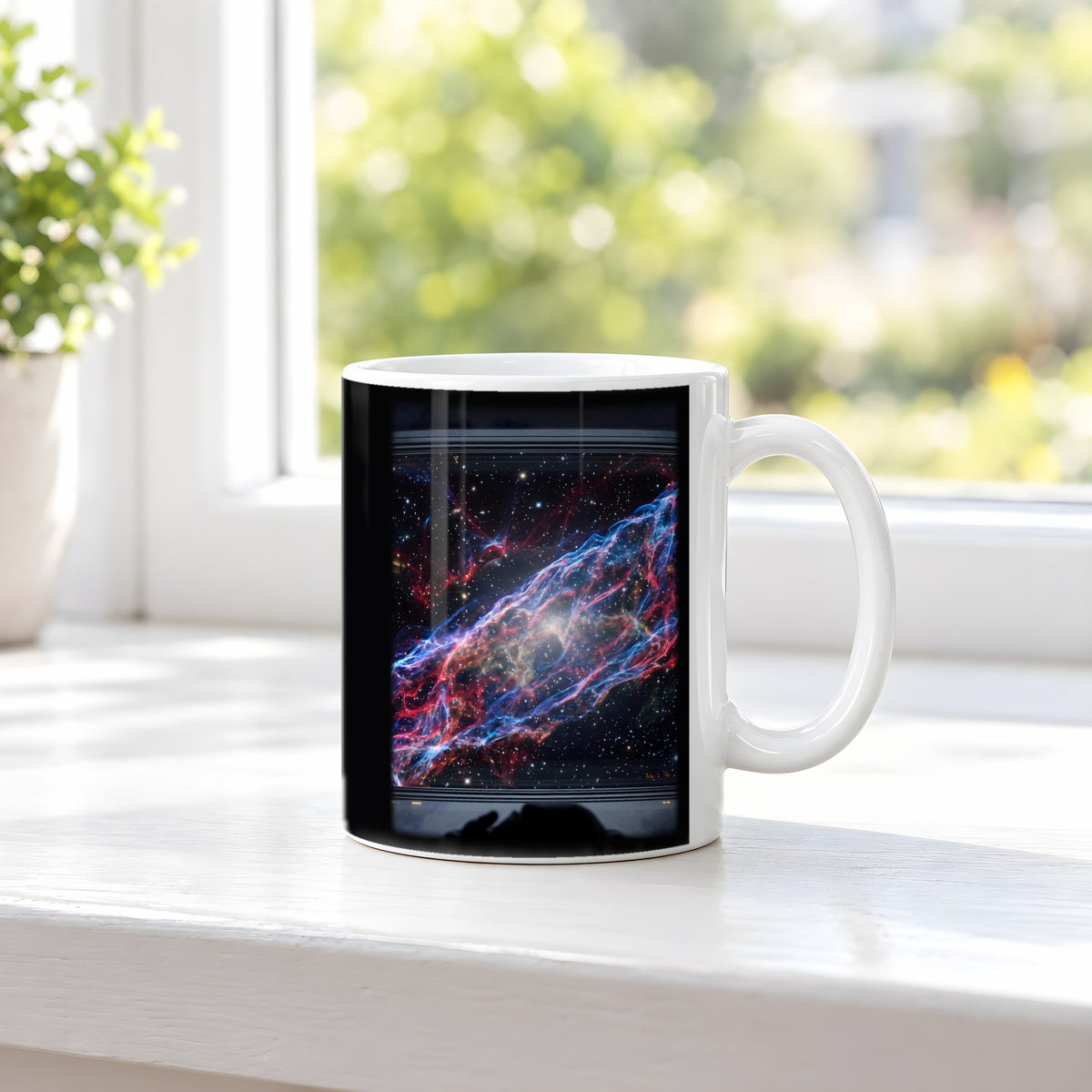 Der Schleiernebel – weiße Tasse, auf der Fensterbank