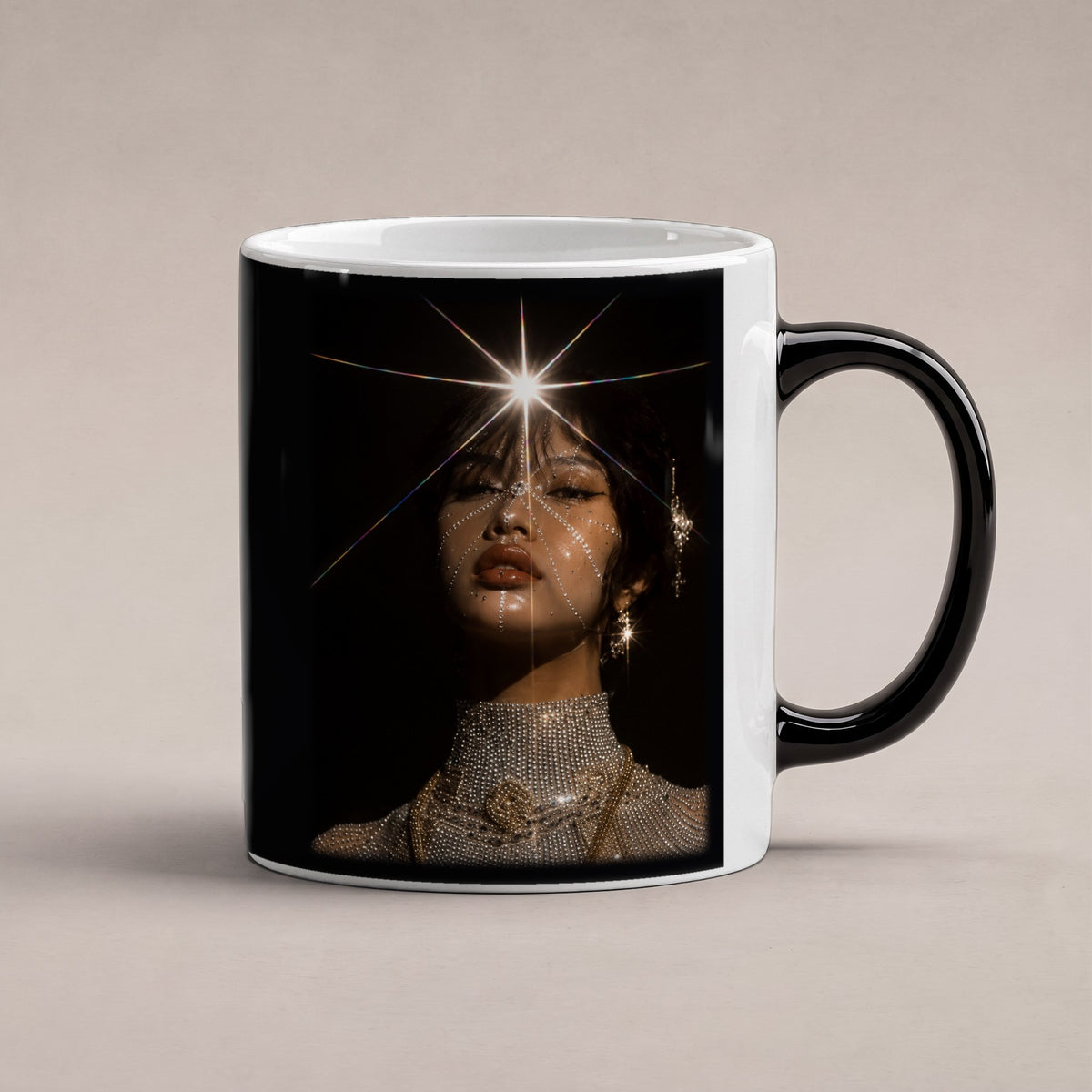 Sternennova – Black Edition Zaubertasse mit Motiv (heiß), freigestellt