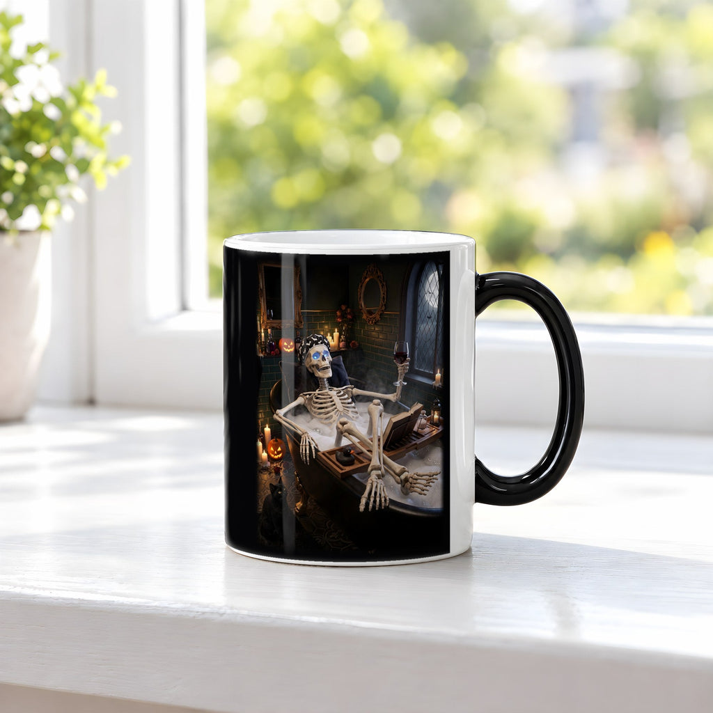 Das Schaumbad – Black Edition Zaubertasse mit Motiv (heiß), auf der Fensterbank
