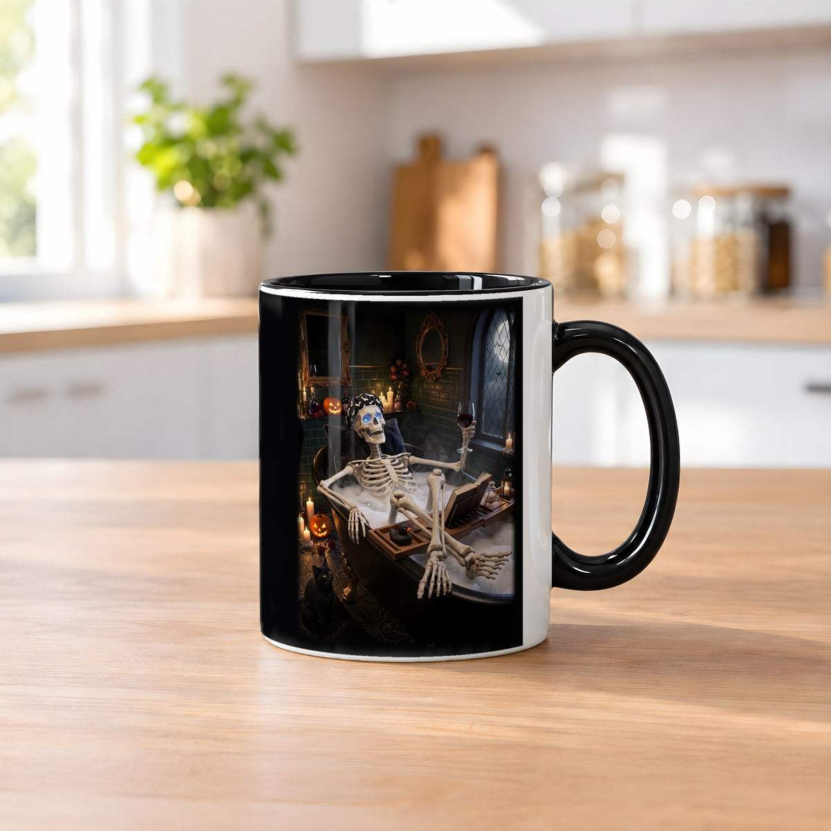 Das Schaumbad – Tasse innen schwarz, auf dem Küchentresen