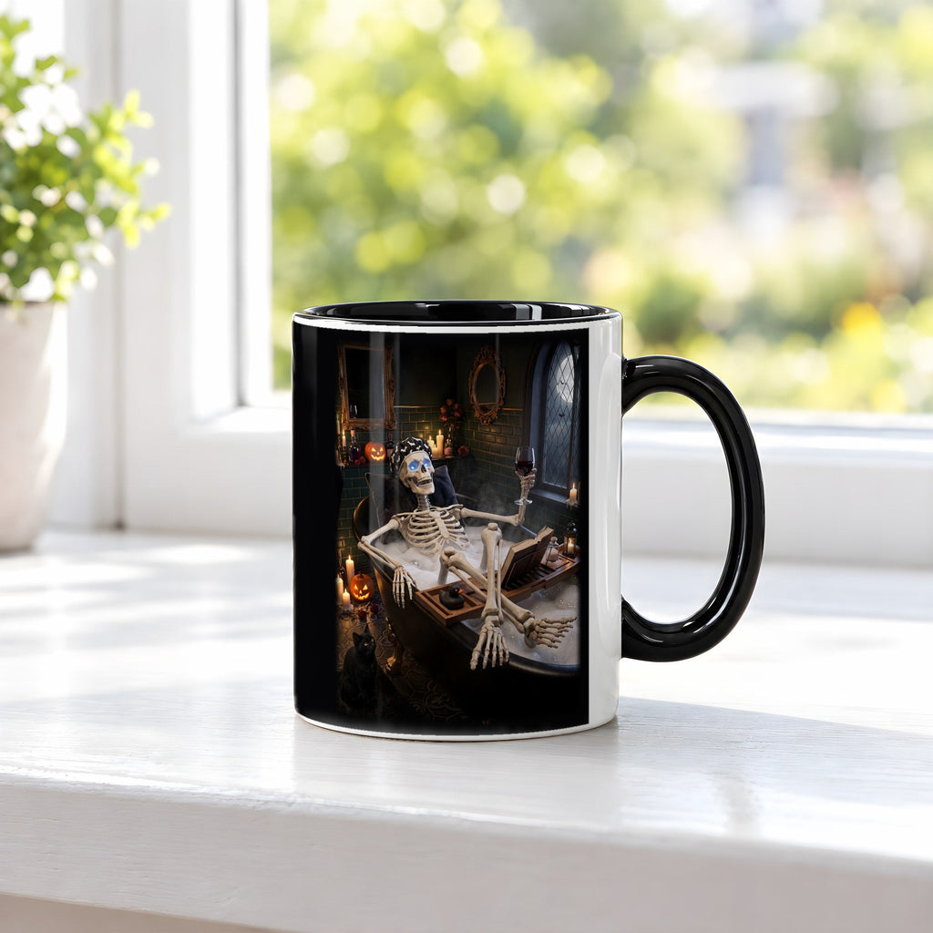 Das Schaumbad – Tasse innen schwarz, auf der Fensterbank