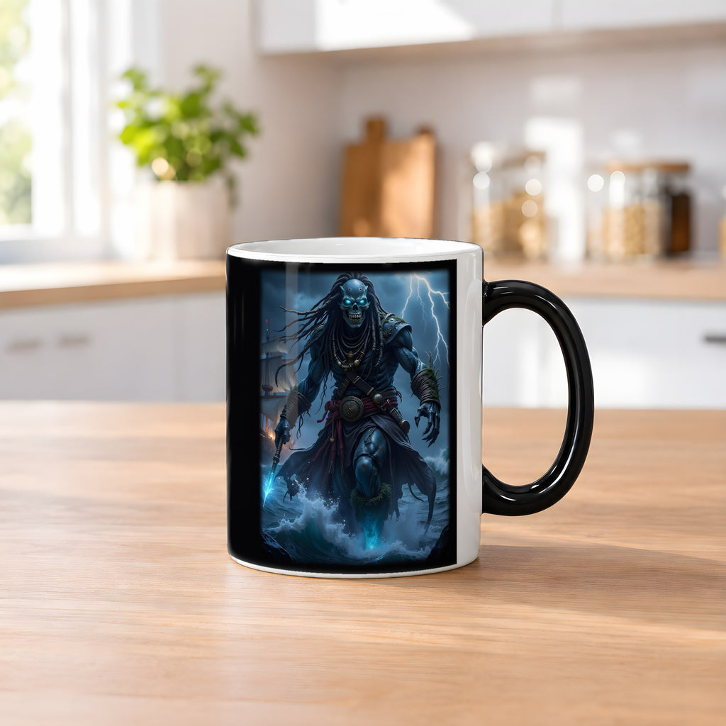 Der Sturmkapitän – Black Edition Zaubertasse mit Motiv (heiß), auf dem Küchentresen
