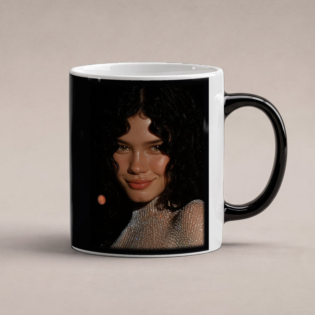 Sternenlächeln – Black Edition Zaubertasse mit Motiv (heiß), freigestellt