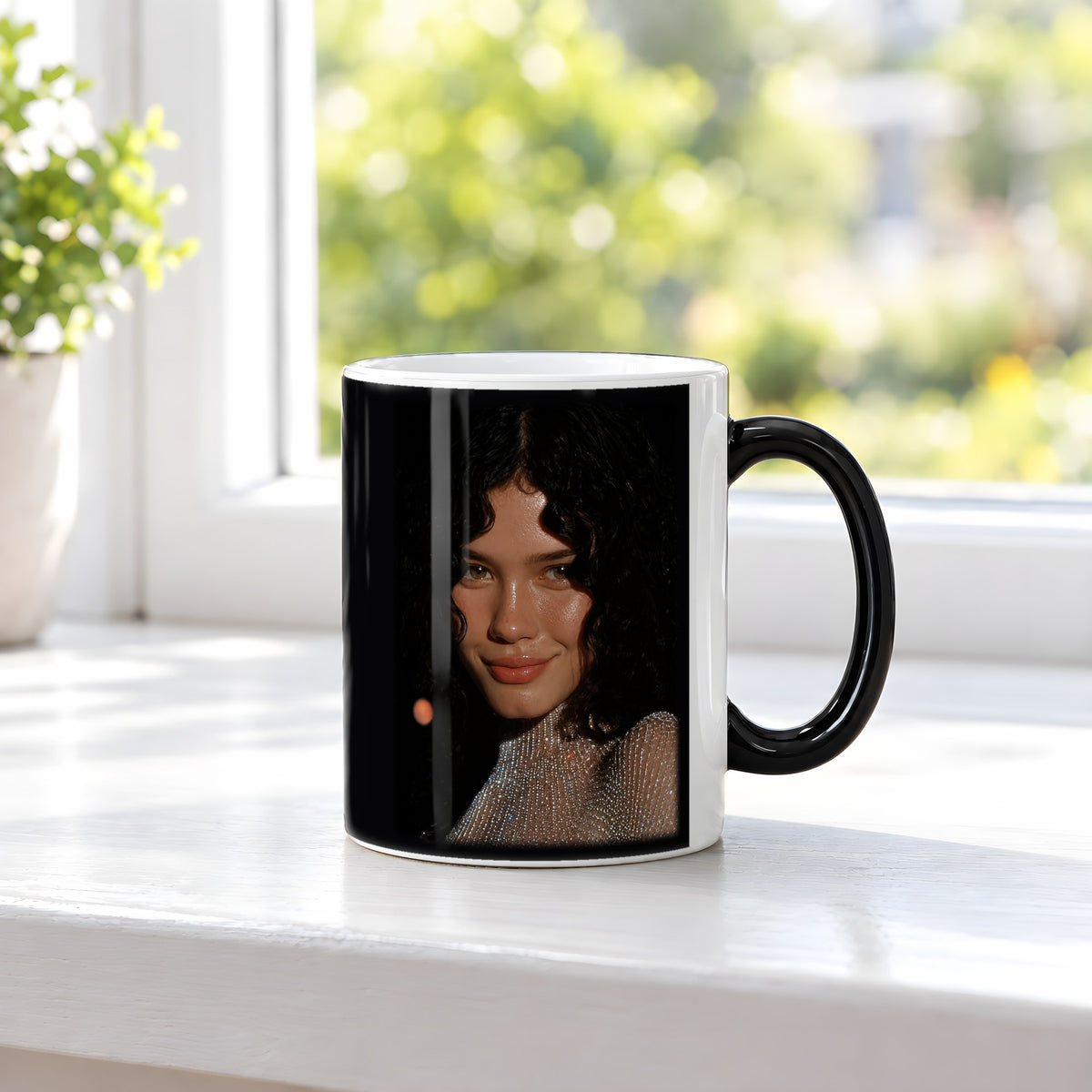 Sternenlächeln – Black Edition Zaubertasse mit Motiv (heiß), auf der Fensterbank