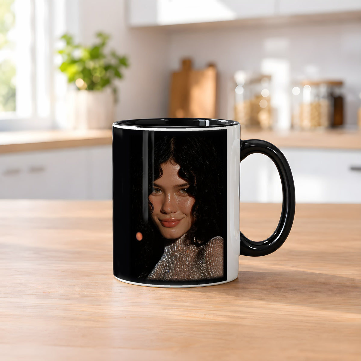 Sternenlächeln – Tasse innen schwarz, auf dem Küchentresen