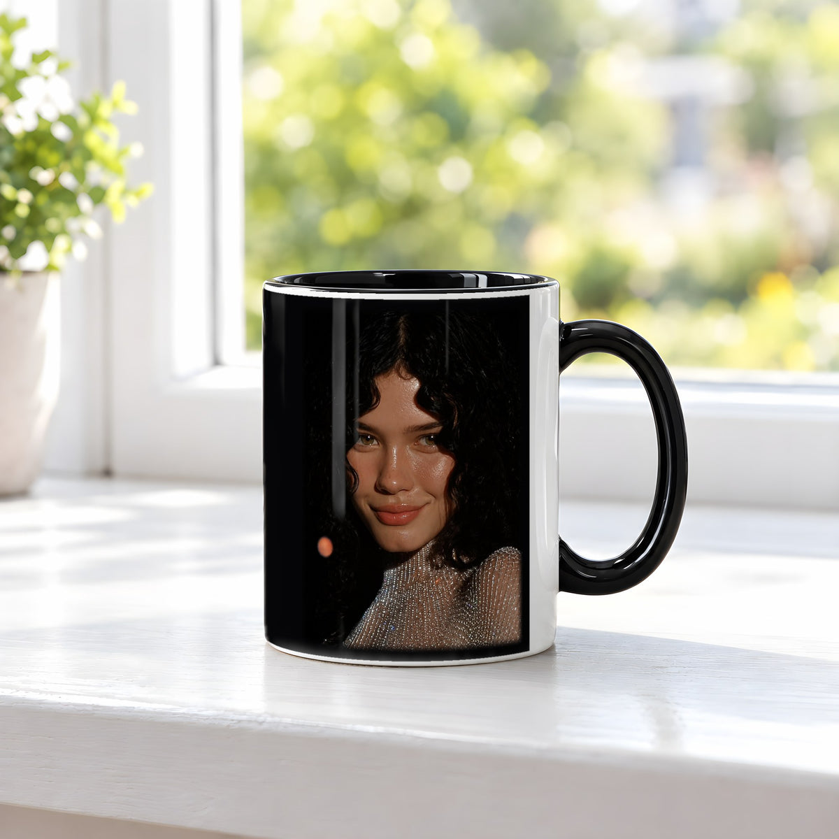 Sternenlächeln – Tasse innen schwarz, auf der Fensterbank