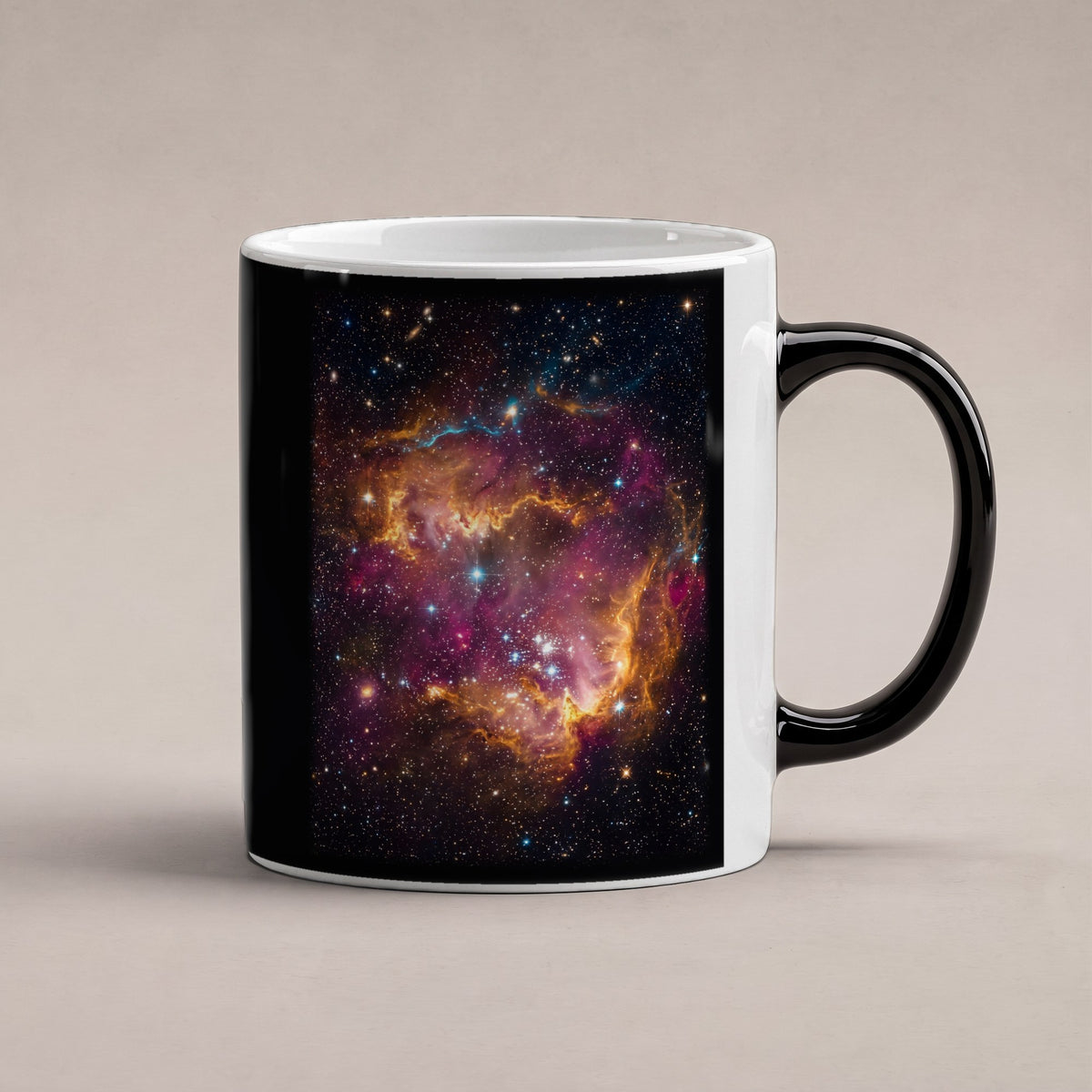 Die Sternenwiege – Black Edition Zaubertasse mit Motiv (heiß), freigestellt