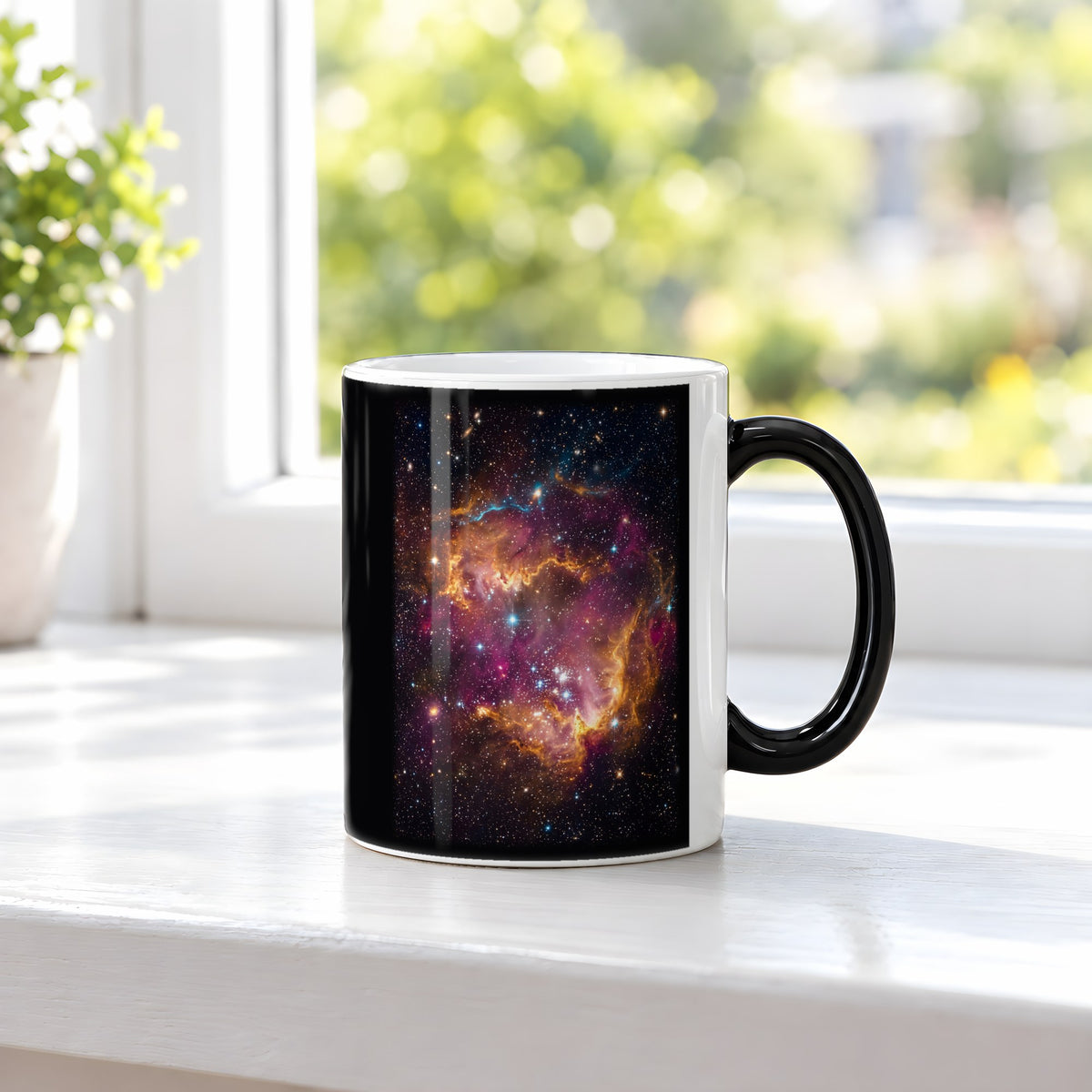 Die Sternenwiege – Black Edition Zaubertasse mit Motiv (heiß), auf der Fensterbank