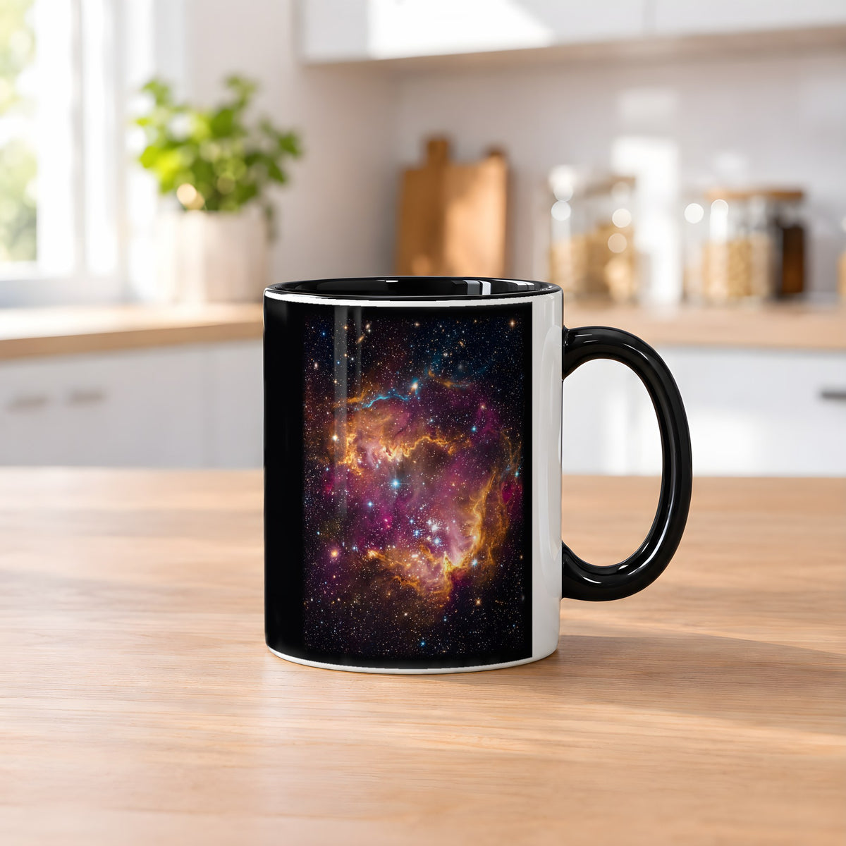 Die Sternenwiege – Tasse innen schwarz, auf dem Küchentresen