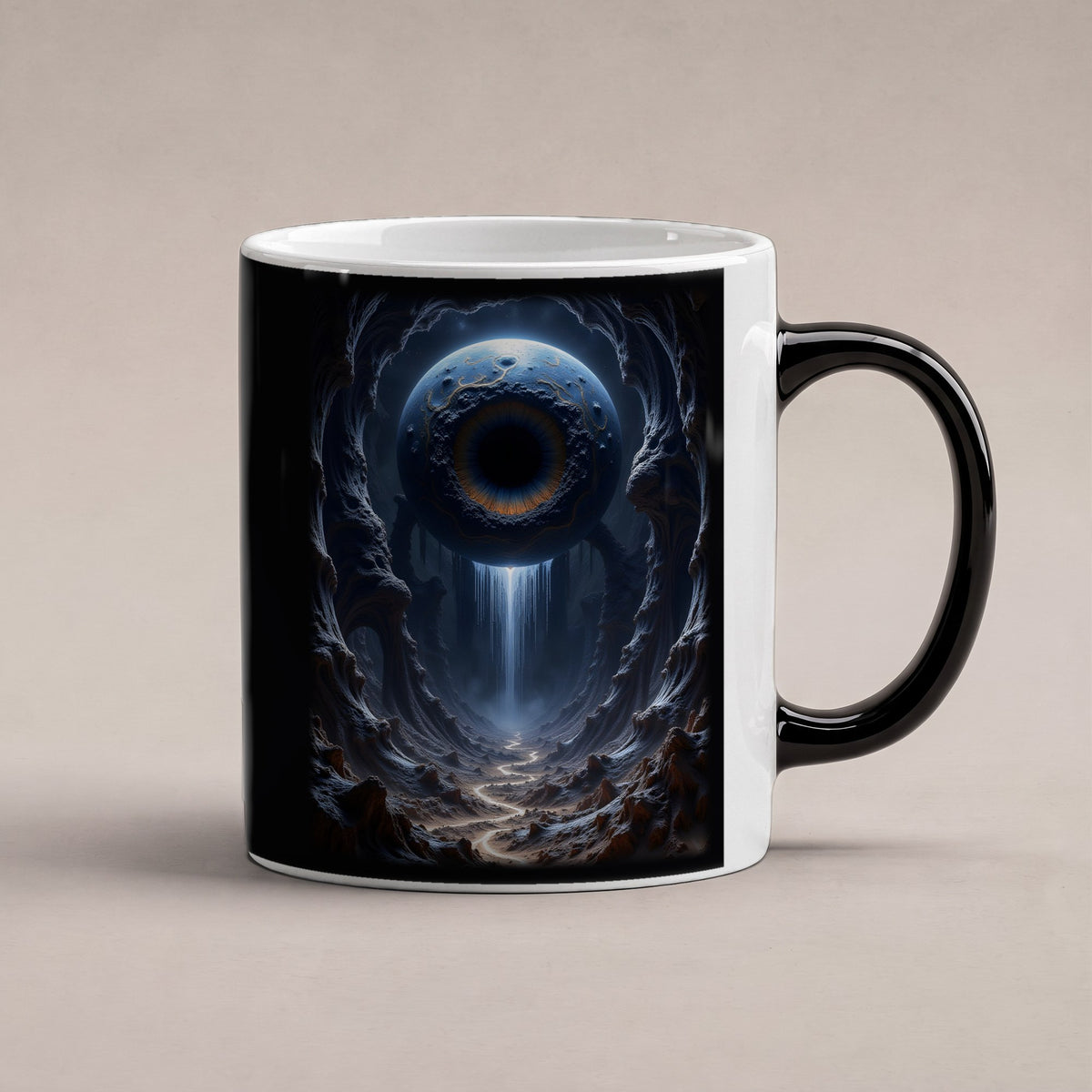 Das Tränenauge – Black Edition Zaubertasse mit Motiv (heiß), freigestellt