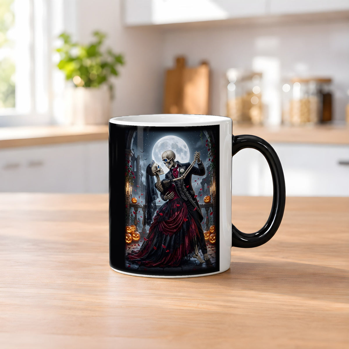Der Totenwalzer – Black Edition Zaubertasse mit Motiv (heiß), auf dem Küchentresen