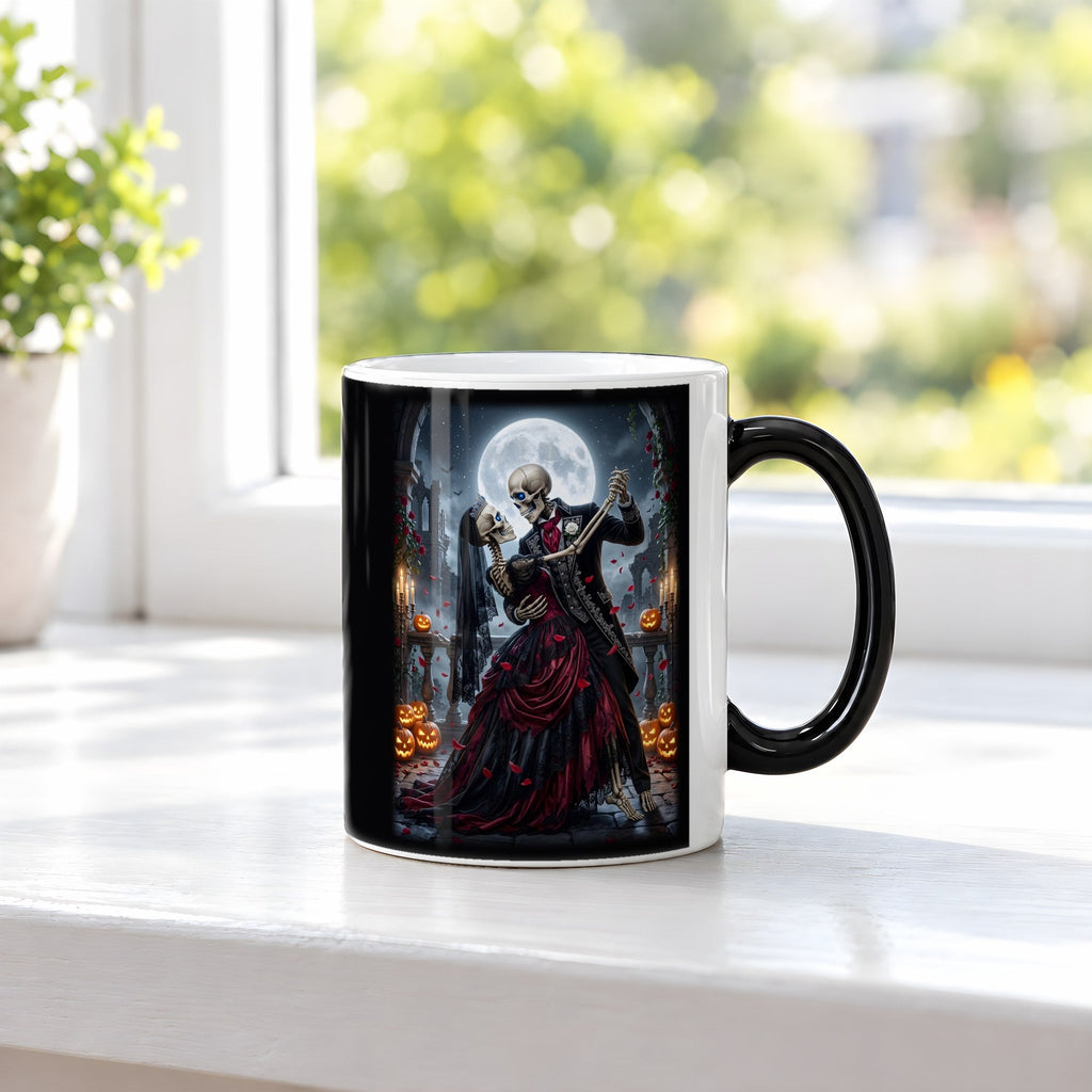 Der Totenwalzer – Black Edition Zaubertasse mit Motiv (heiß), auf der Fensterbank