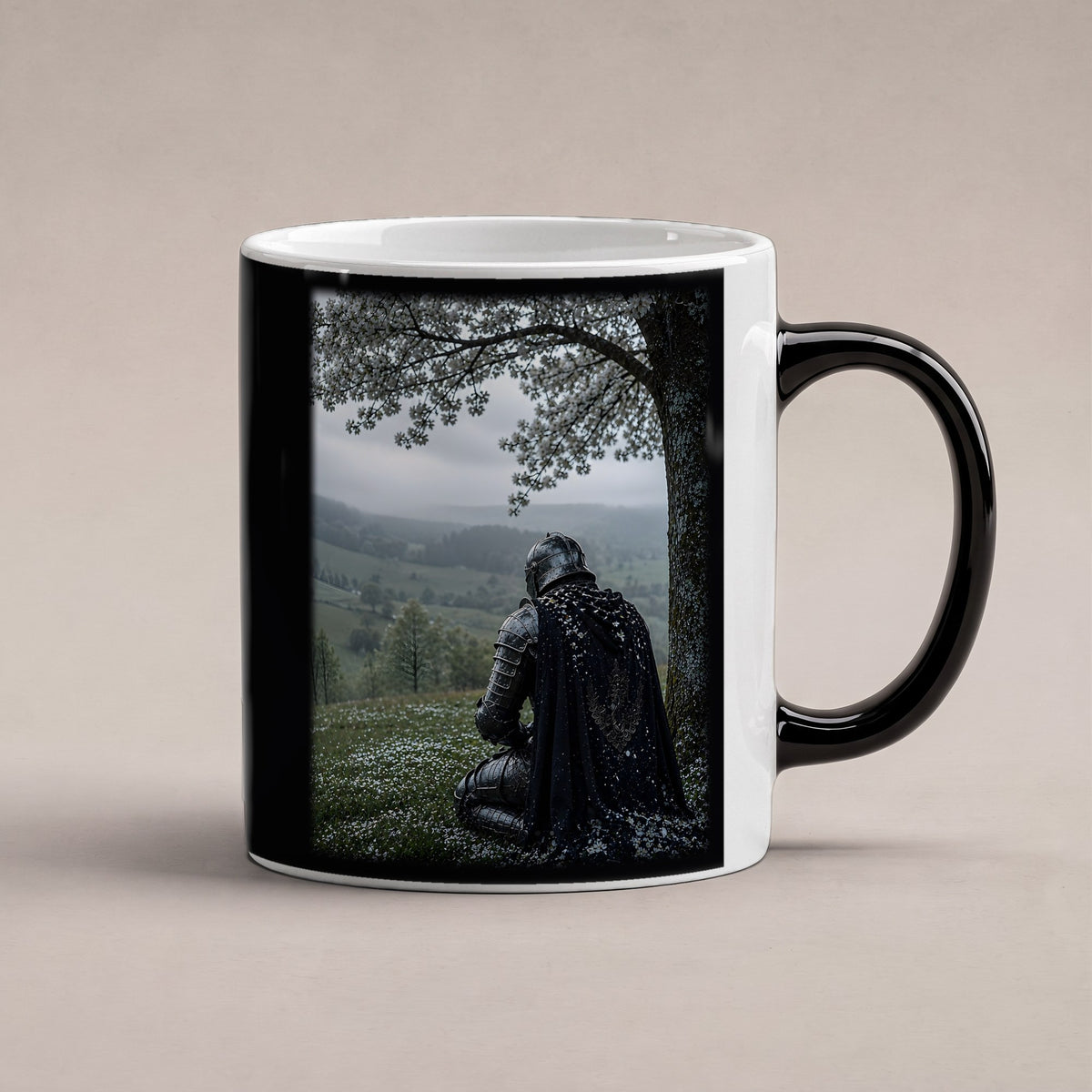 Unter dem Blütenbaum – Black Edition Zaubertasse mit Motiv (heiß), freigestellt
