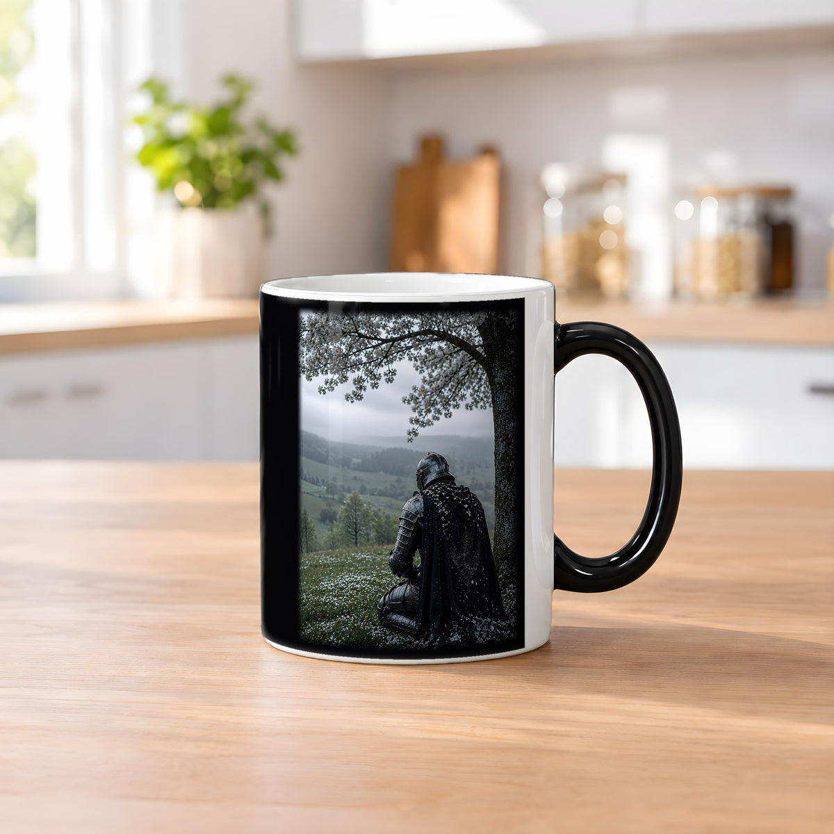 Unter dem Blütenbaum – Black Edition Zaubertasse mit Motiv (heiß), auf dem Küchentresen