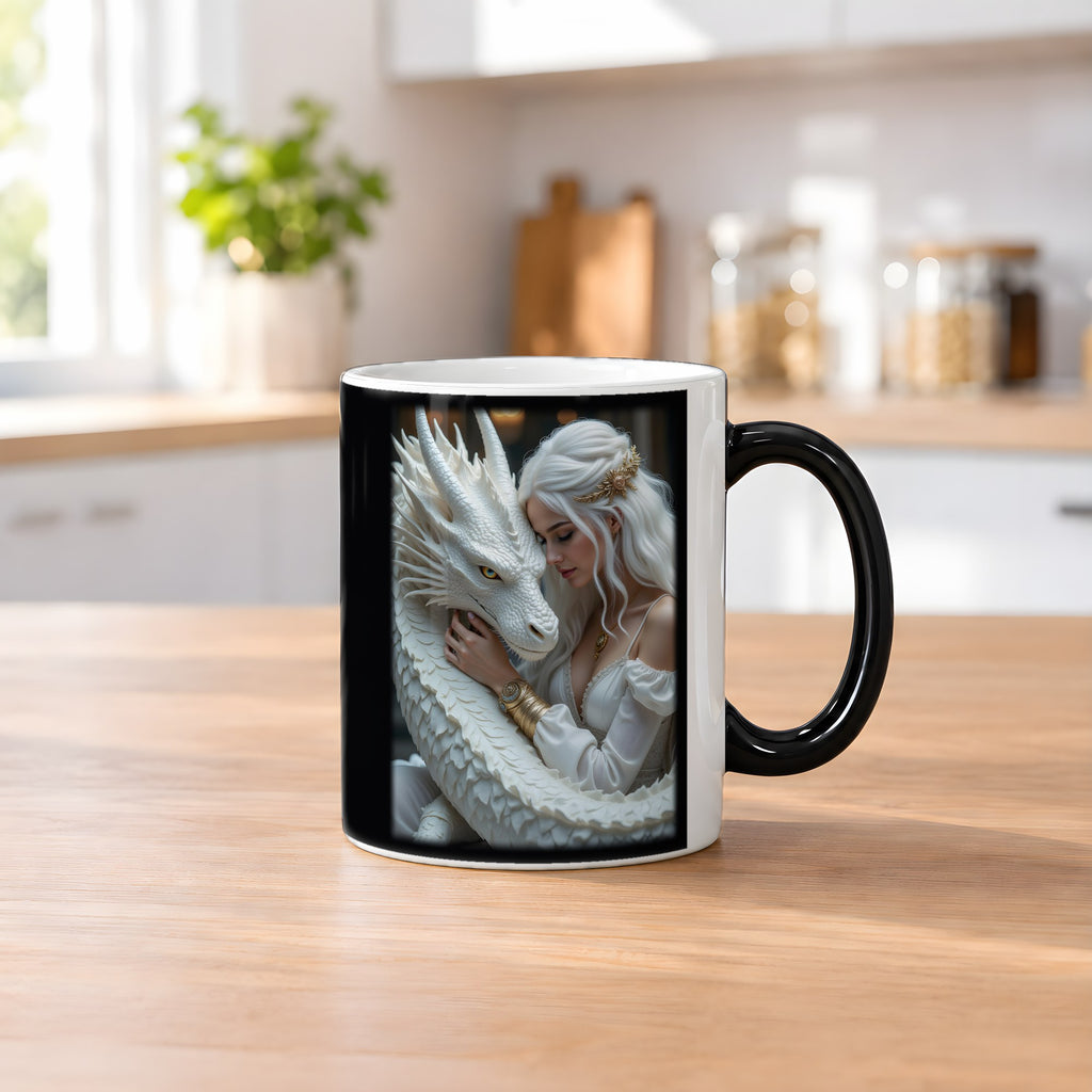 Die Umarmung – Black Edition Zaubertasse mit Motiv (heiß), auf dem Küchentresen