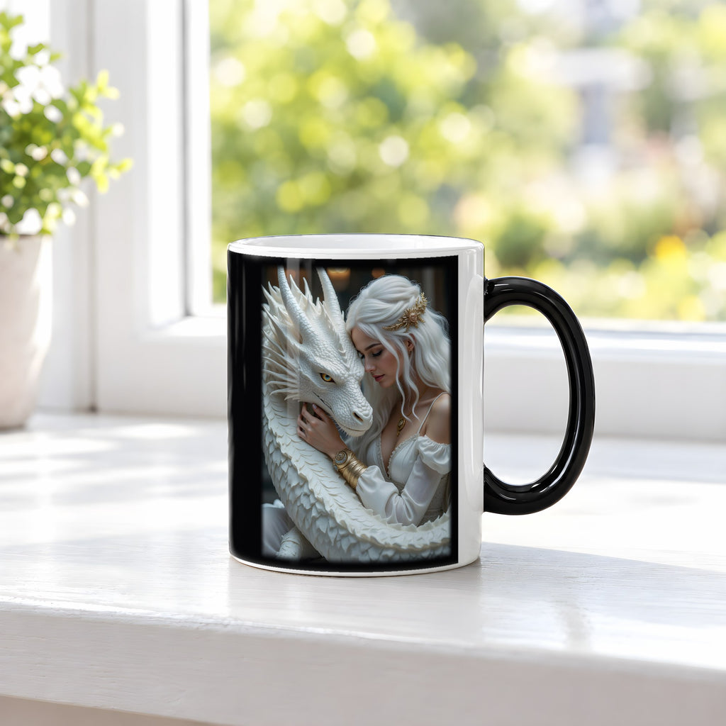 Die Umarmung – Black Edition Zaubertasse mit Motiv (heiß), auf der Fensterbank