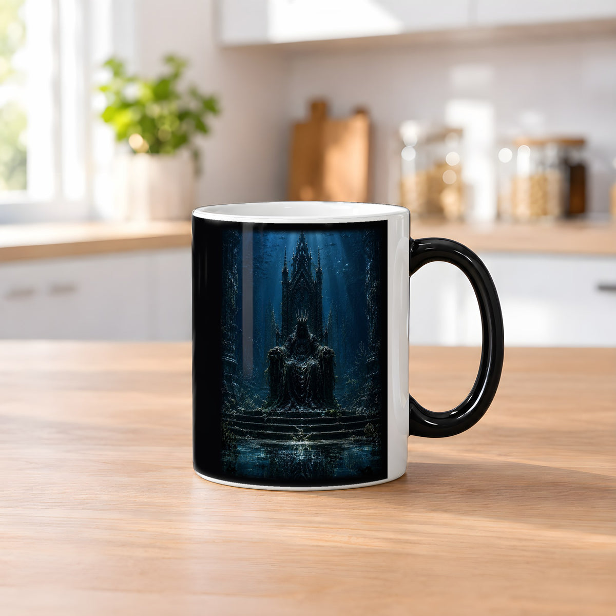 Das Verborgene Reich – Black Edition Zaubertasse mit Motiv (heiß), auf dem Küchentresen