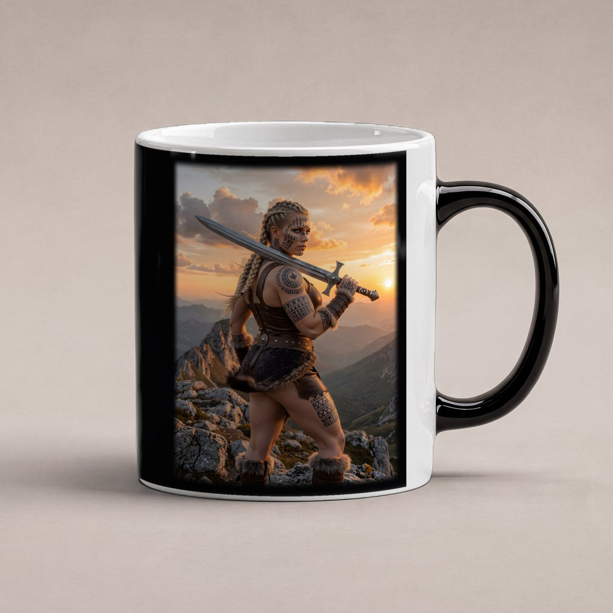 Wacht am Grat – Black Edition Zaubertasse mit Motiv (heiß), freigestellt