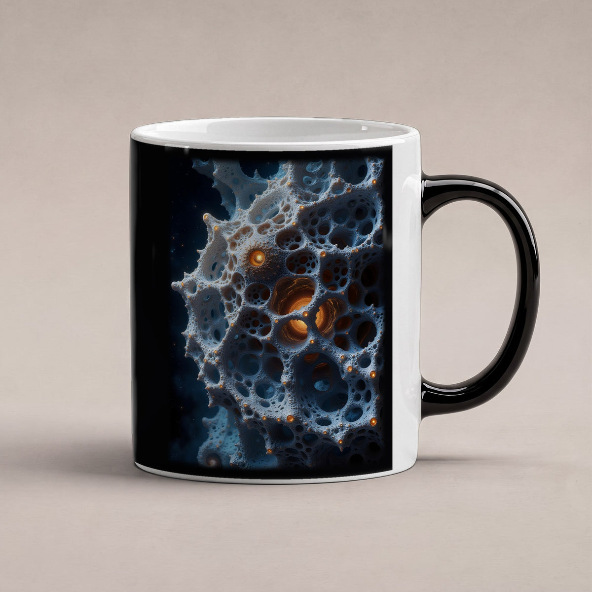 Der Wabenkern – Black Edition Zaubertasse mit Motiv (heiß), freigestellt